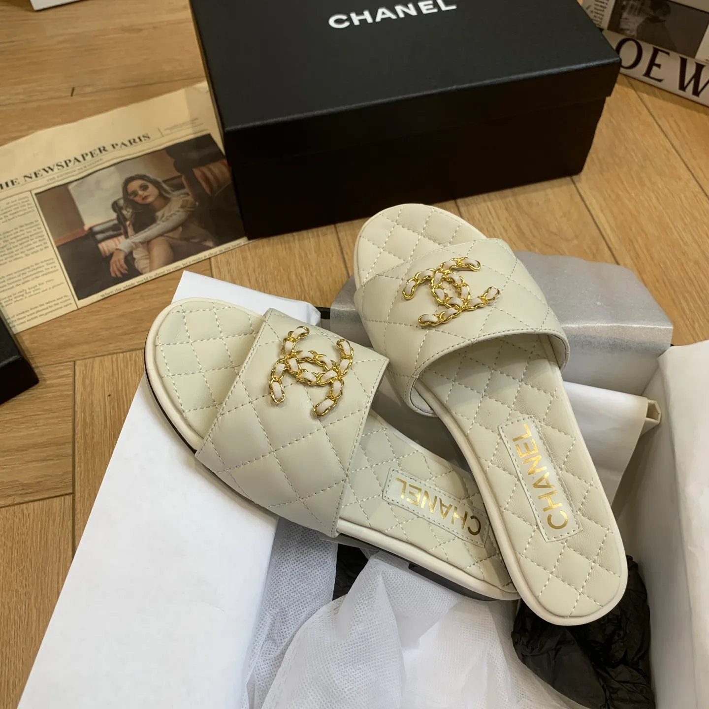 👟👟Ex-factory price 500👟👟 🍀Chanel Xiaoxiang 25ss new lazy double C-buckle slippers. Versatile, slimming and elegant slippers. A slipper with great appearance. It looks great with any combination! Lazy slippers are worth recommending. Calfskin upper, mixed sheepskin lining, Italian genuine leather outsole. Size: 35-41 (40 and 41 customized, non-refundable) 👉